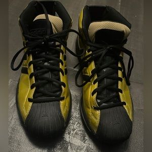 Adidas mid top court gym shoe Size 11